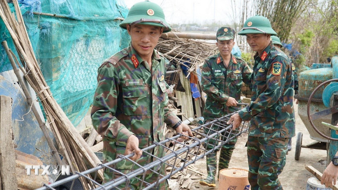 Lực lượng quân đội thực hiện xây nhà cho người dân vùng lũ ở Gia Lai. Ảnh: TTXVN