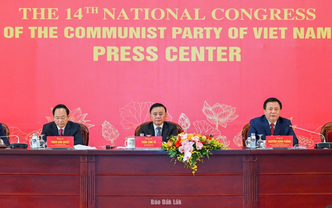 Các đồng chí lãnh đạo chủ trì Họp báo quốc tế về Đại hội XIV. Ảnh: Duy Linh