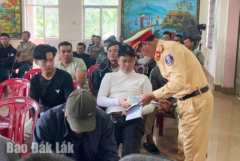 Các cán bộ chiến sỹ Phòng Cảnh sát giao thông phát tờ rơi tuyên truyền cho các tài xế.