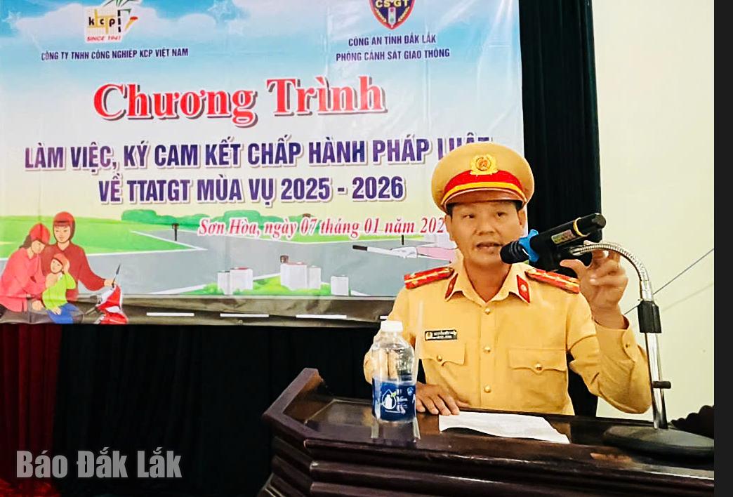 Đại diện Phòng Cảnh sát giao thông truyên truyền TTATGT cho các doanh nghiệp, lái xe thuộc Nhà máy đường KCP.