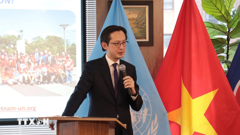 Đại sứ Đỗ Hùng Việt phát biểu tại buổi gặp gỡ. Ảnh: TTXVN