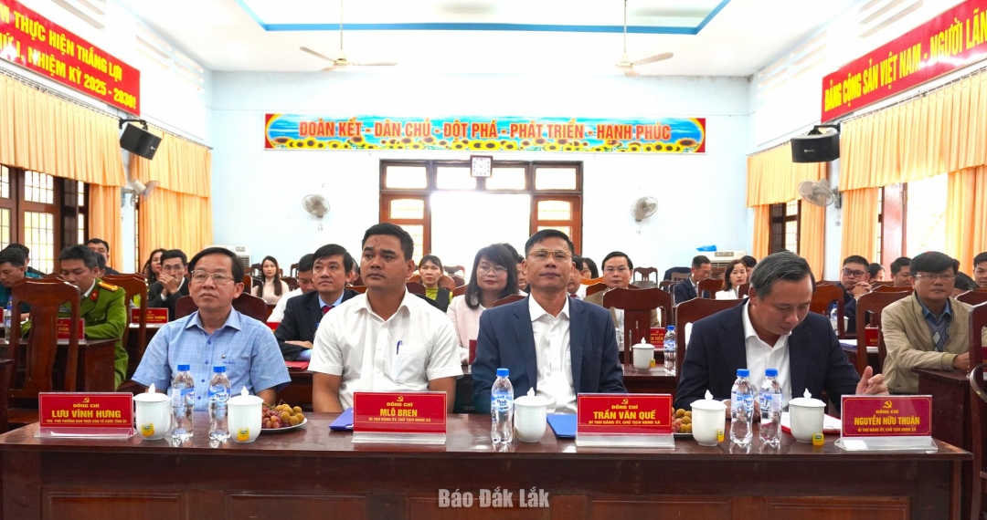 Các đại biểu tham dự chương trình kết nghĩa.