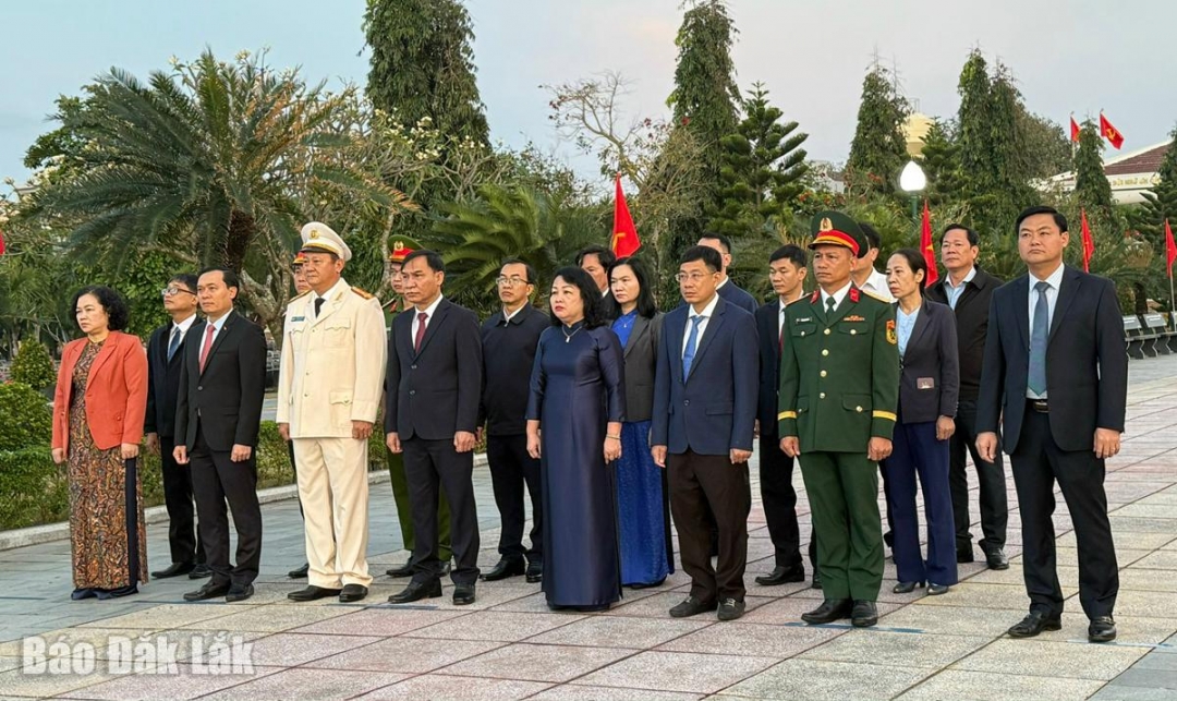 Đại biểu tham dự lễ viếng nghĩa trang.