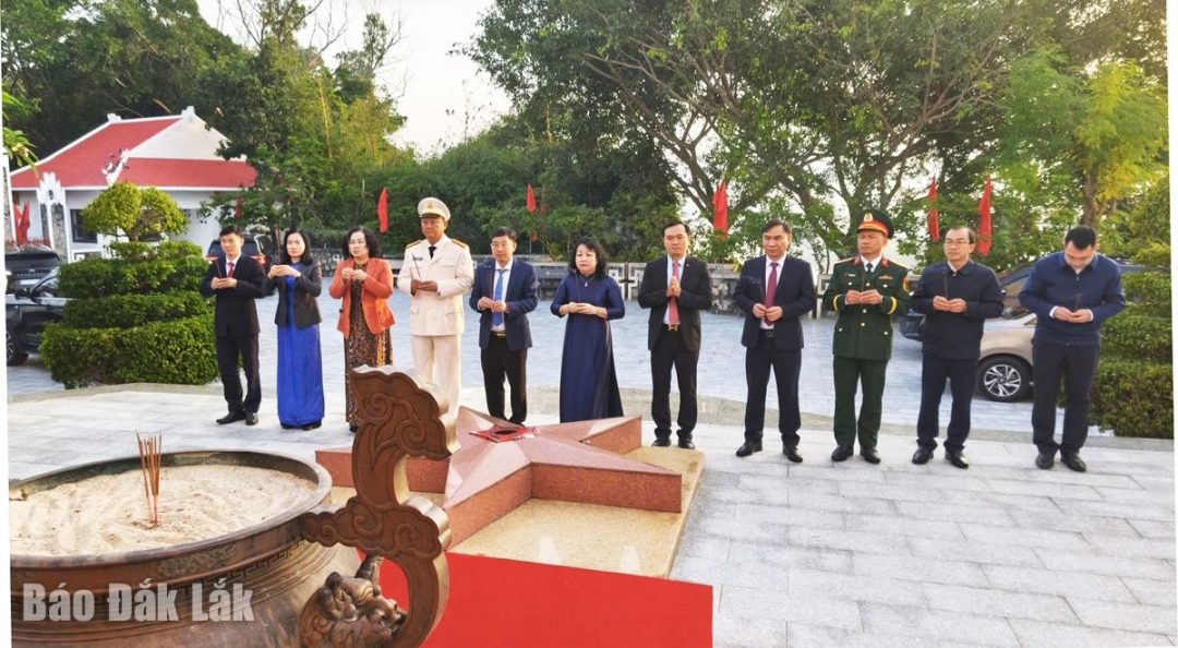 Đoàn đại biểu dâng hương tại Đài tưởng niệm Núi Nhạn.