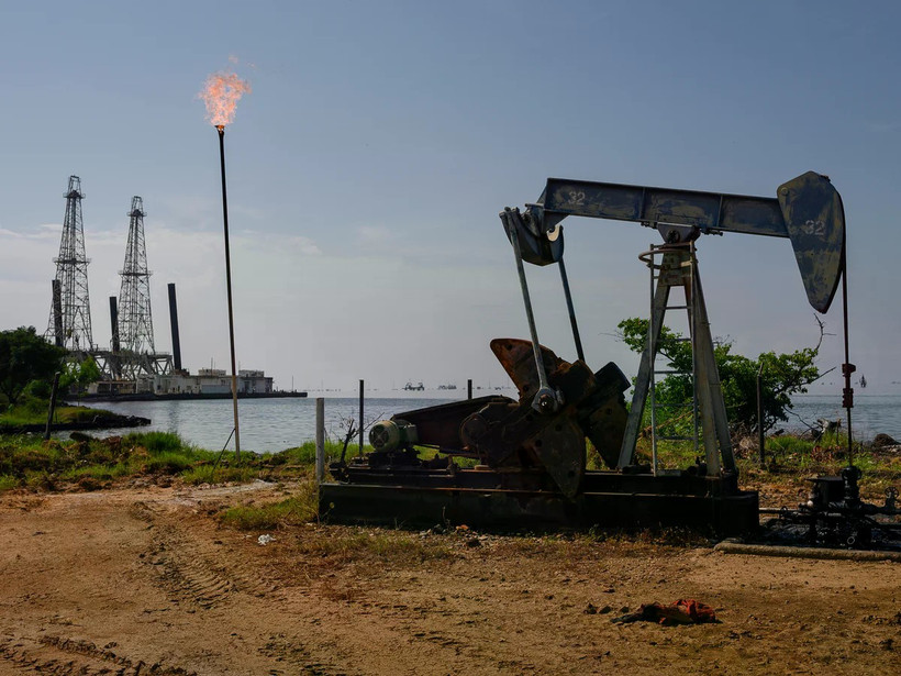 Một giàn khoan dầu trên hồ Maracaibo ở Cabimas, Venezuela. Ảnh: Bloomberg