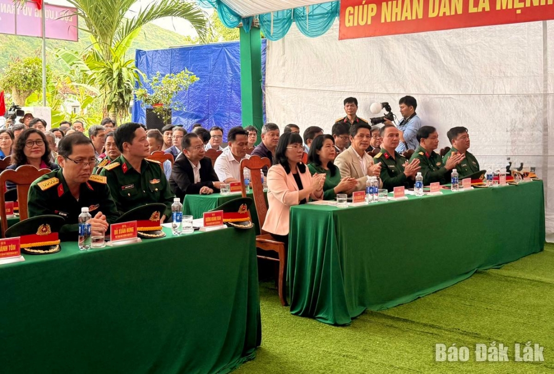 Các đại biểu dự lễ bàn giao nhà.
