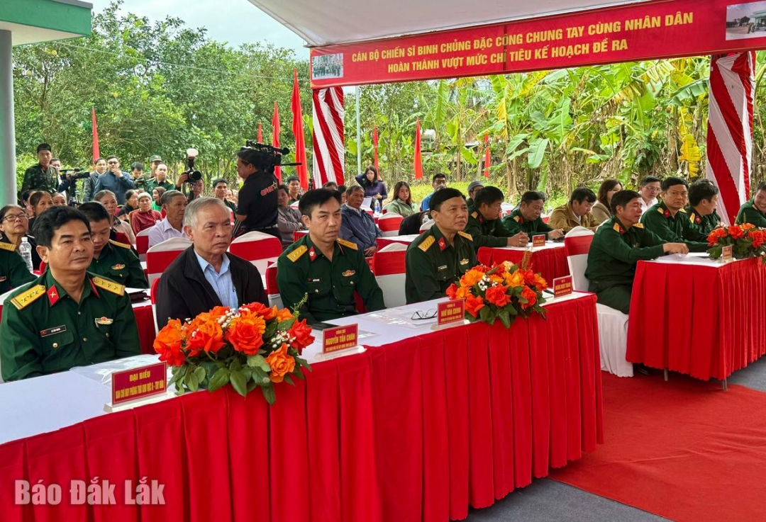 Các đại biểu dự lễ bàn giao nhà.