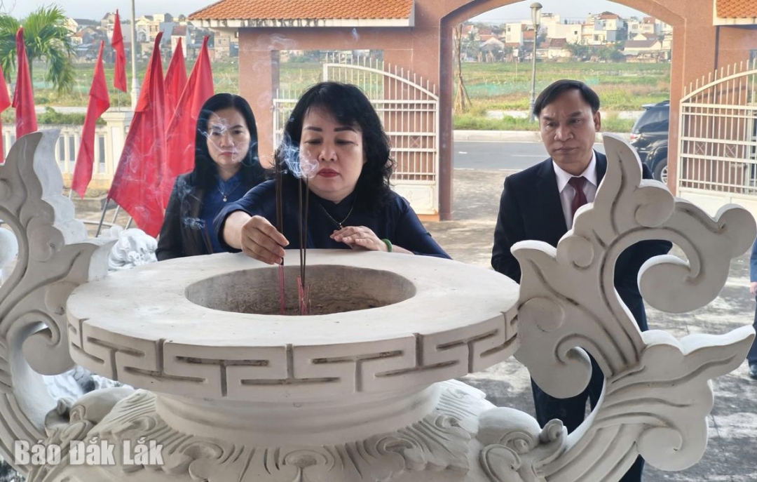 Các đại biểu dâng hương tại Đền thờ Liệt sĩ khu vực phía Đông.