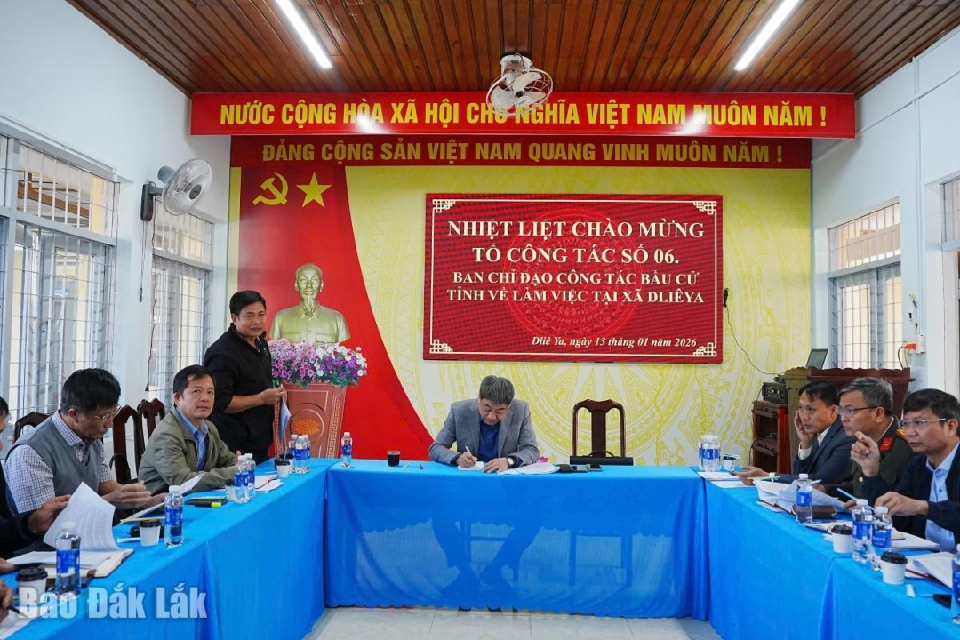 Quang cảnh buổi làm việc tại xã Dliê Ya.