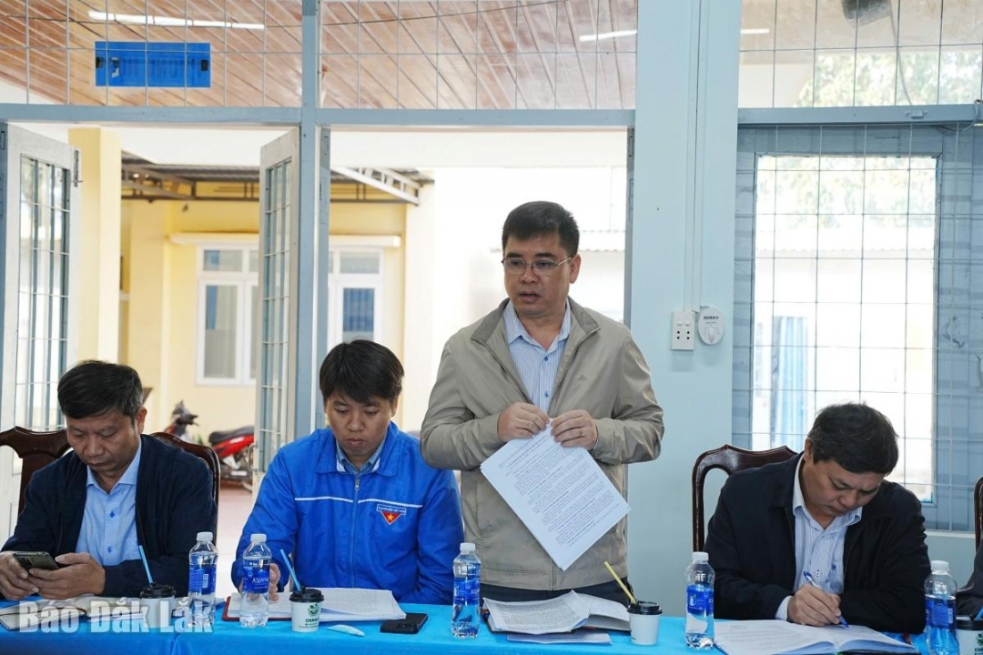 Thành viên Tổ công tác phát biểu tại buổi làm việc với xã Dliê Ya.