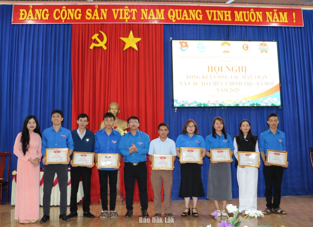 Thường trực Đoàn thanh niên xã Ea Knốp tặng giấy khen cho các tập thể hoàn thành xuất sắc nhiệm vụ năm 2025.