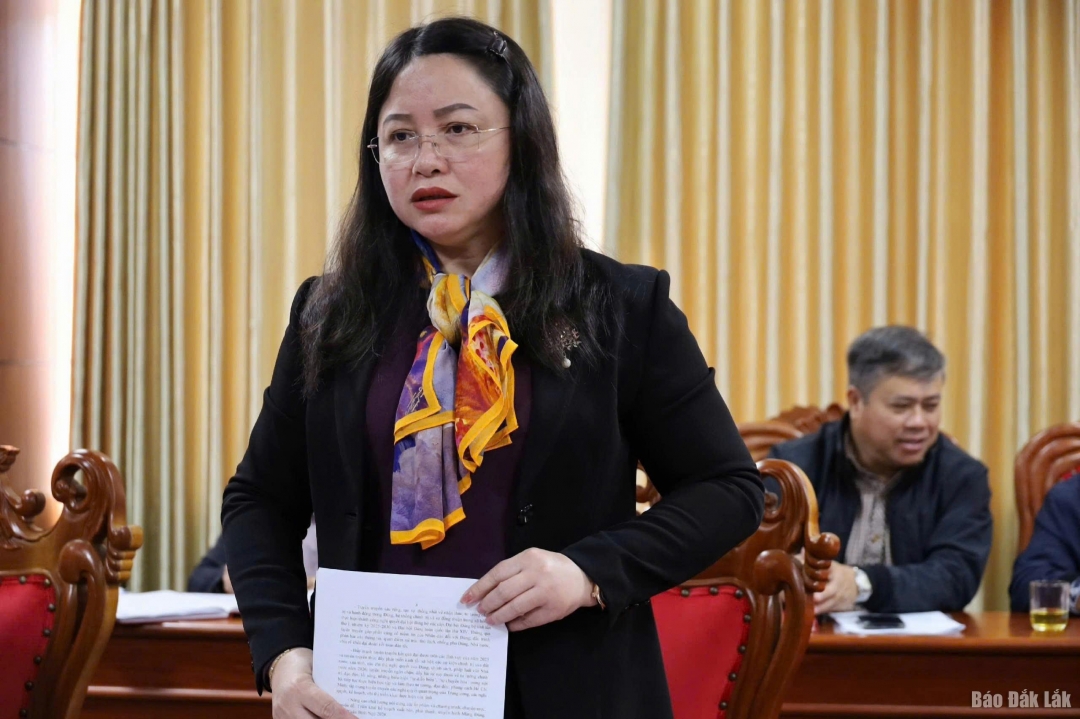 Đồng chí Đào Phạm Hoàng Quyên, Tỉnh ủy viên, Giám đốc Báo và Phát thanh, Truyền hình Đắk Lắk báo cáo tình hình goạt động của cơ quan.