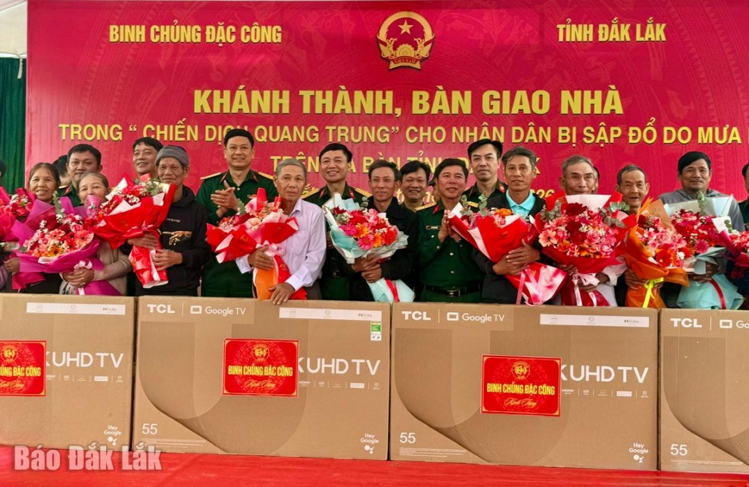 Các đơn vị, địa phương chúc mừng và tặng nhiều vật dụng thiết yếu trong gia đình cho các hộ dân trong lễ bàn giao nhà mới.