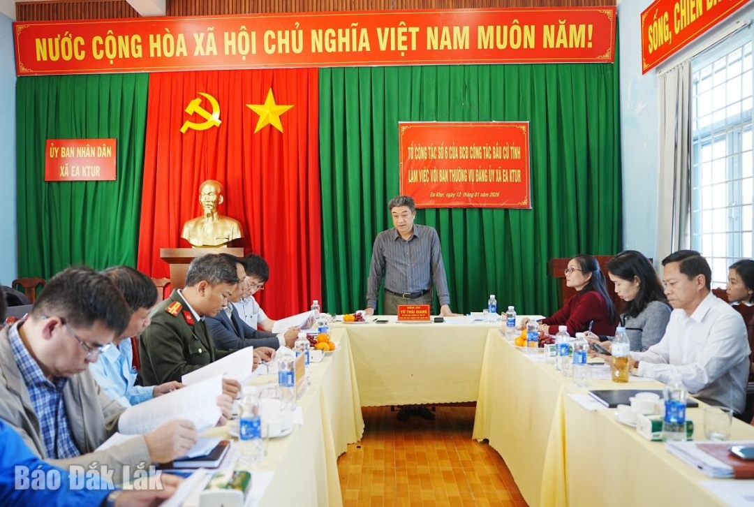 Quang cảnh buổi làm việc tại xã Ea Ktur.