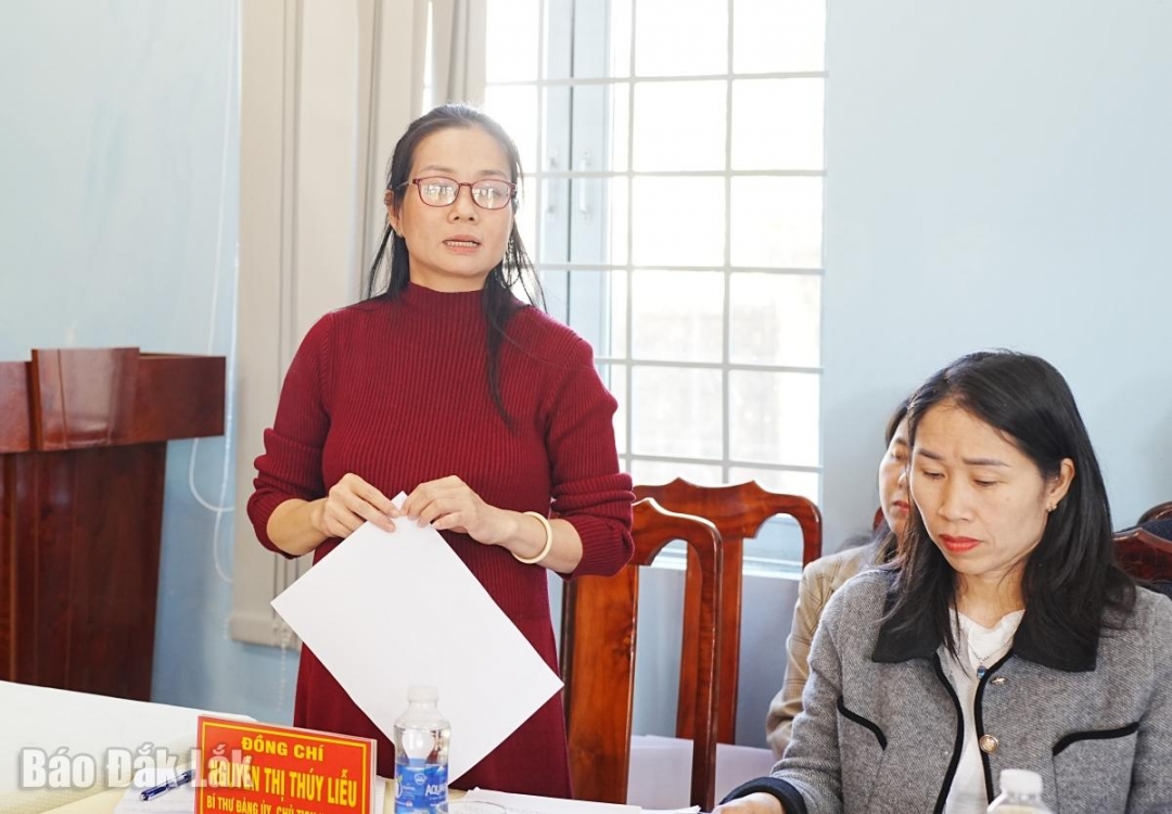 Bí thư Đảng ủy, Chủ tịch HĐND xã Ea Ktur báo cáo tình hình triển khai công tác bầu cử trên địa bàn.