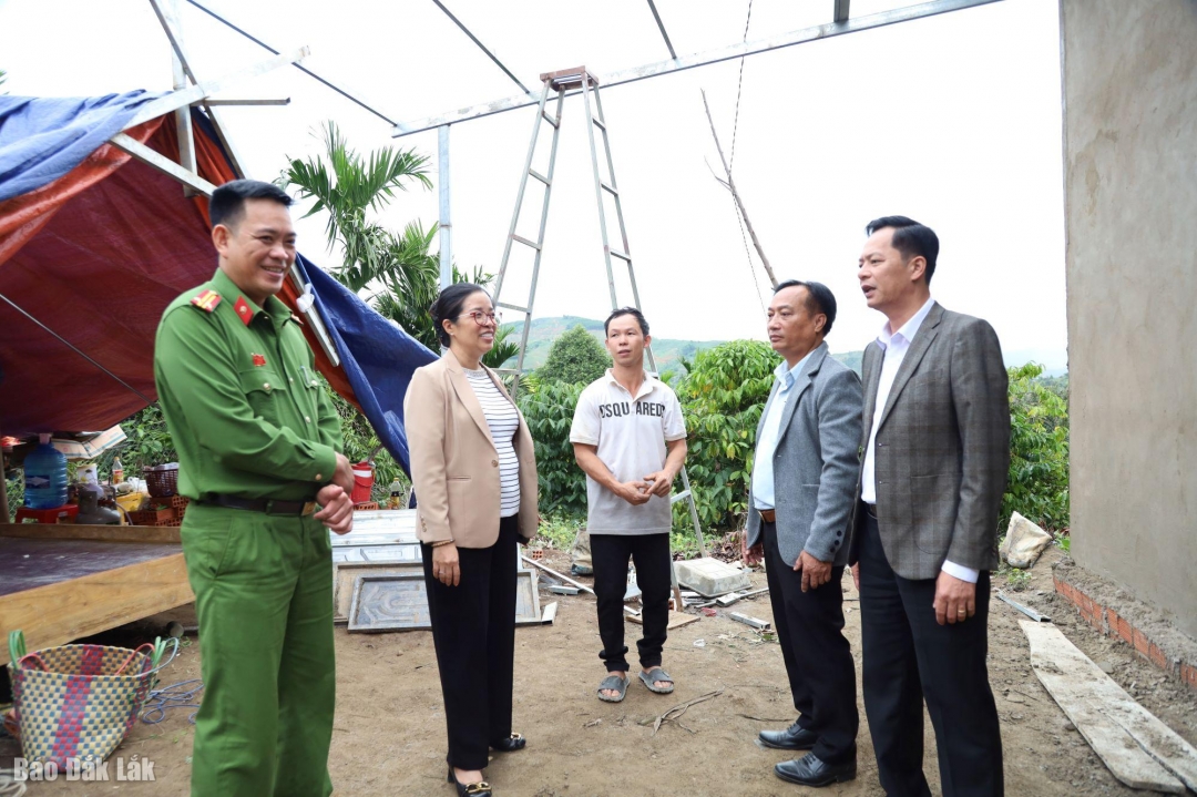 Đồng chí Huỳnh Thị Chiến Hòa, Phó Bí thư Tỉnh ủy thăm công trình xây dựng nhà ở cho người dân xã Yang Mao.