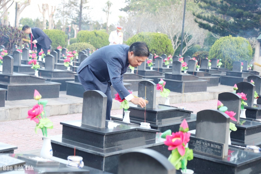 Bí tư Tỉnh ủy Lương Nguyễn Minh Triết thắp hương trên mộ phần liệt sĩ.
