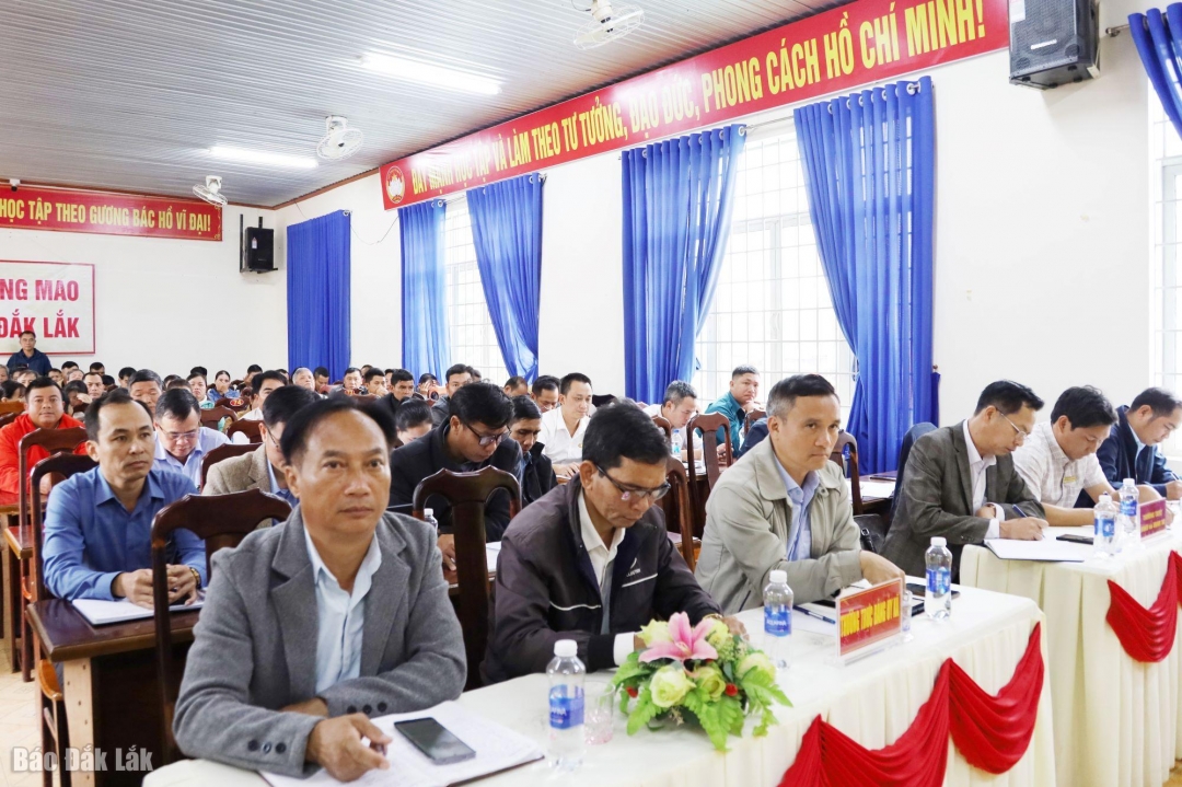 Các đại biểu và cử tri tham gia hội nghị.