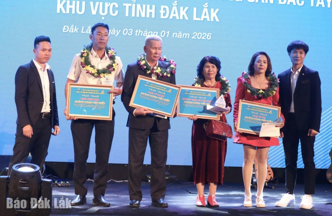 hàng đã đồng hành, gắn bó trong suốt thời gian qua, Công ty Bắc Tây Nguyên đã vinh danh 4 đại lý tiêu biểu