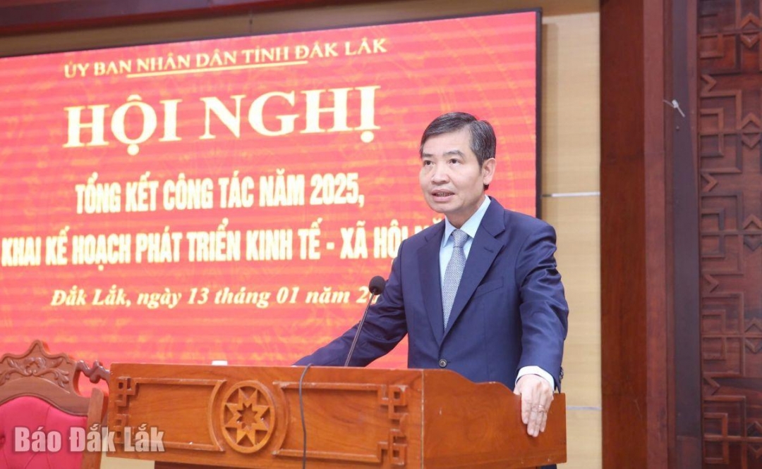 Phó Bí thư Tỉnh ủy, Chủ tịch UBND tỉnh Tạ Anh Tuấn phát biểu tại hội nghị.