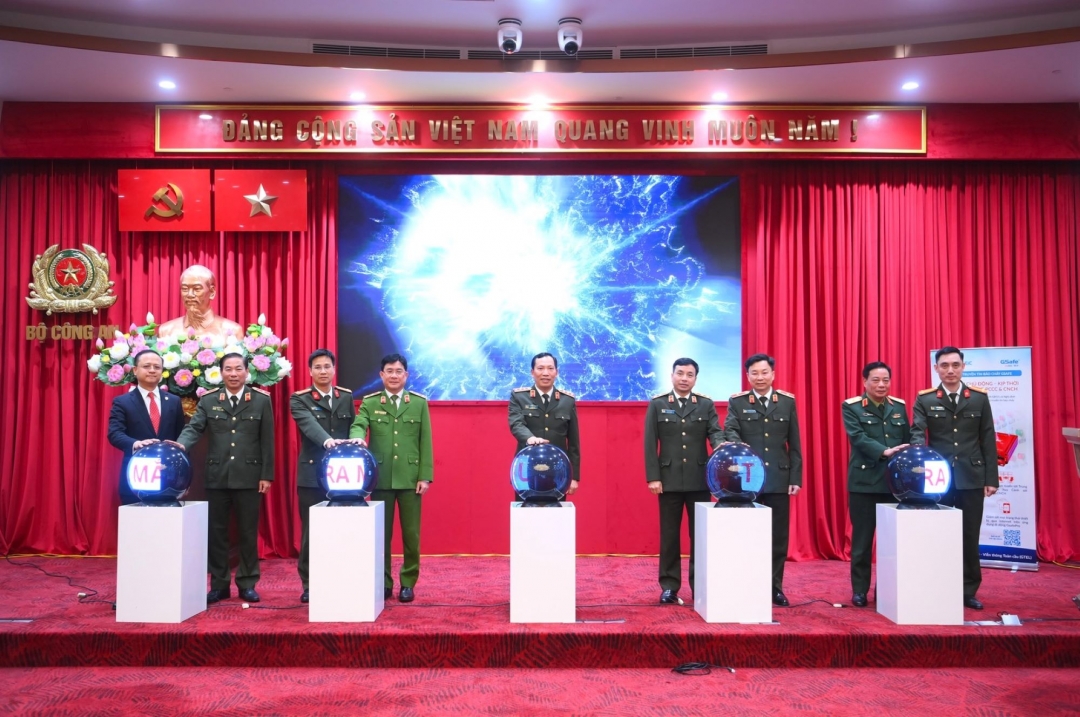 Thứ trưởng Lê Văn Tuyến cùng các đại biểu thực hiện nghi thức bấm nút ra mắt Trung tâm thông tin chỉ huy kết nối hệ thống truyền tin, báo sự cố PCCC. (Ảnh: Cổng Thông tin điện tử Bộ Công an)