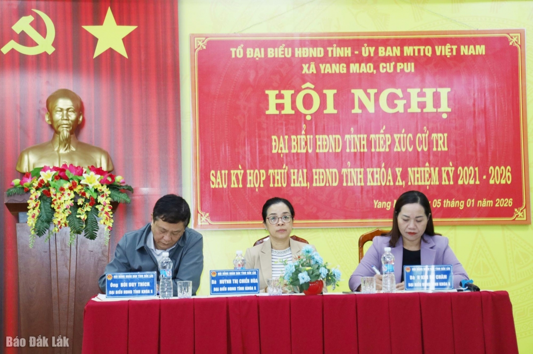 Các thành viên Tổ đại biểu HĐND tỉnh tiếp xúc với cử tri các xã Yang Mao và Cư Pui.