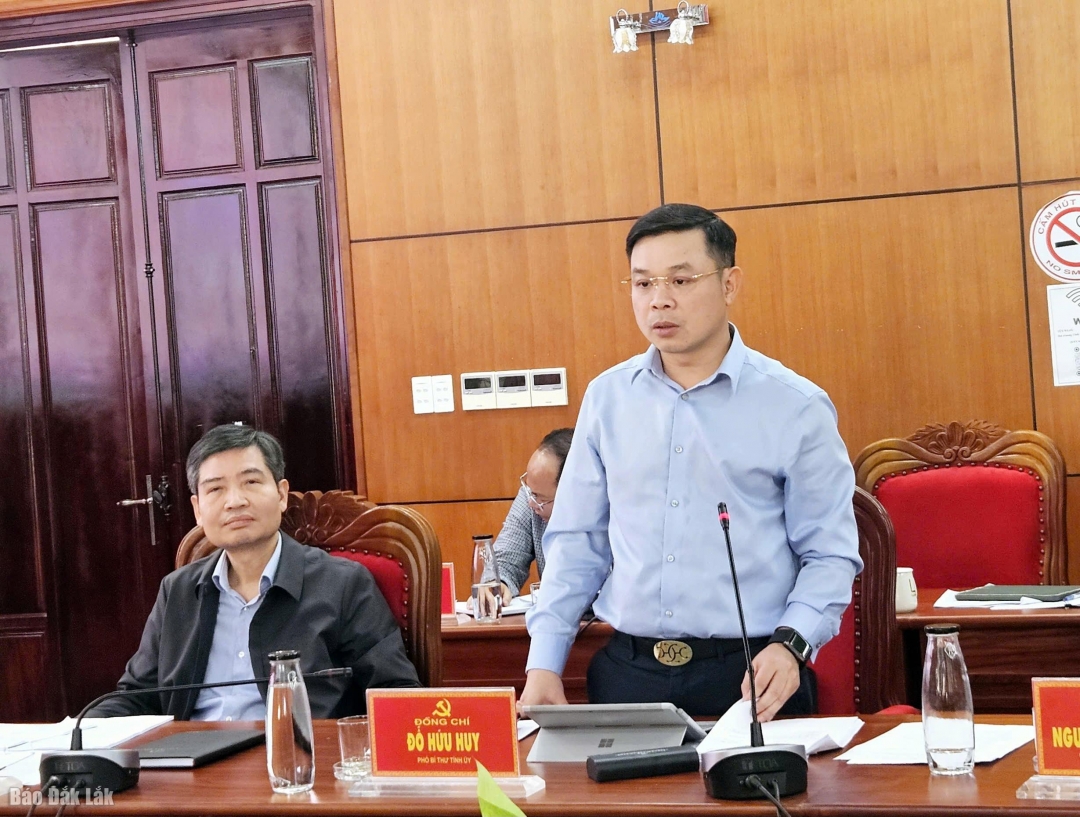 Phó Bí thư Tỉnh ủy Đỗ Hữu Huy phát biểu tại hội nghị.