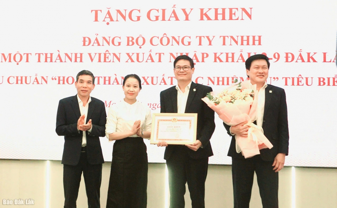 Đảng ủy các cơ quan Đảng tỉnh đã tặng Giấy khen cho tập thể Đảng bộ Simexco Daklak vì đã đạt tiêu chuẩn “Hoàn thành xuất sắc nhiệm vụ” tiêu biểu năm 2025