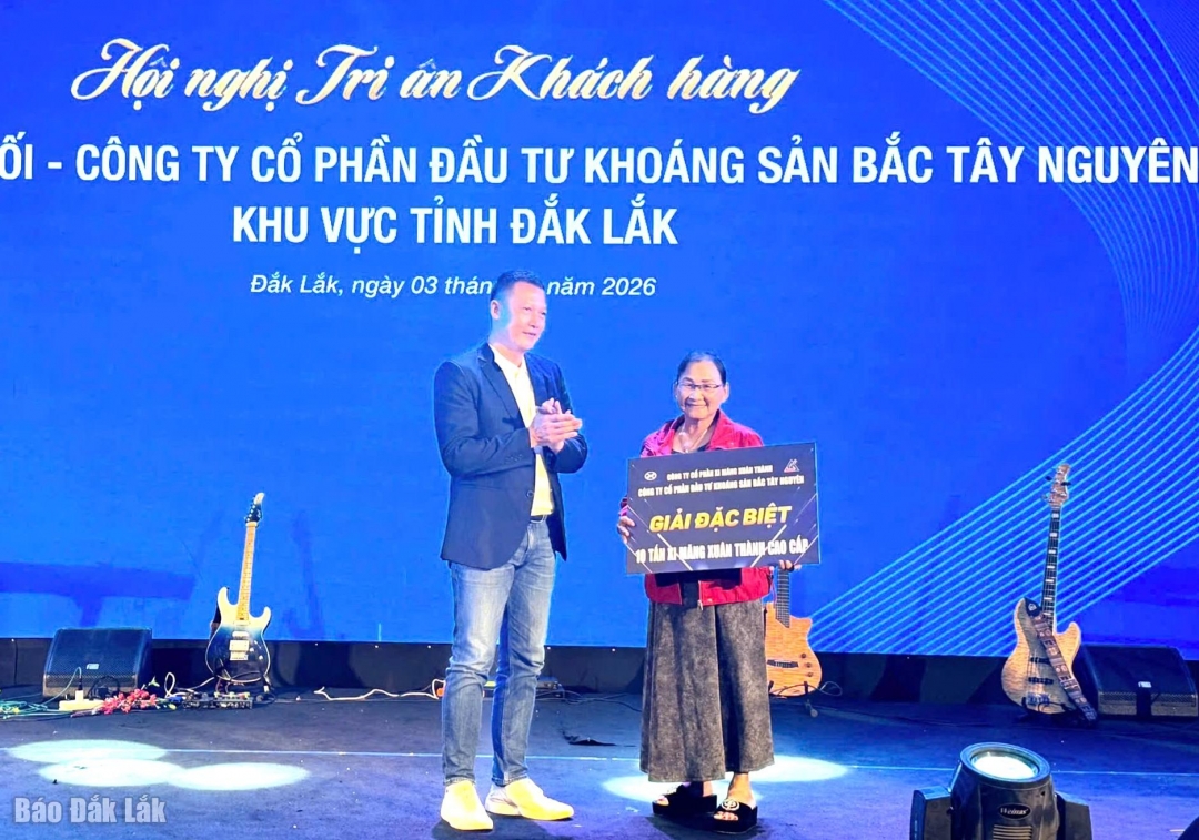Công ty Bắc Tây Nguyên cũng dành gần 50 tấn xi măng Xuân Thành tặng khách hàng may mắn tham gia Chương trình bốc thăm trúng thưởng. Trong đó, khách hàng may mắn trúng giải đặc biệt sẽ được tặng 10 tấn xi măng.