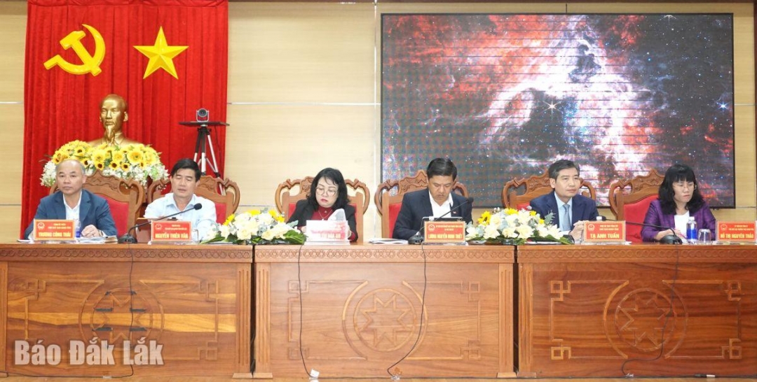 Các đồng chí lãnh đạo tỉnh chủ trì hội nghị.