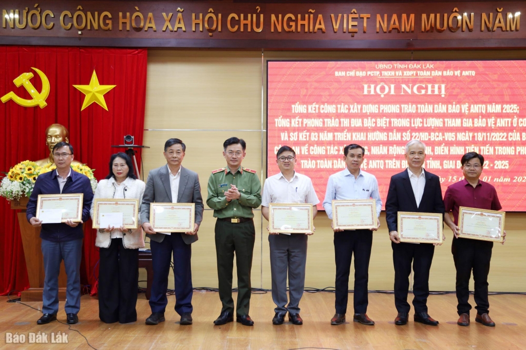Các tập thể có thành tích xuất sắc trong phong trào Toàn dân bảo vệ ANTQ năm 2025 được Bộ Công an tặng Bằng khen.