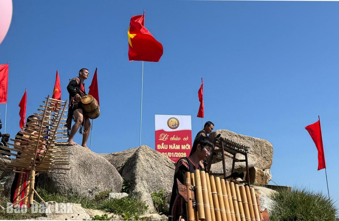 Du khách có thể thưởng thức những giai điệu Tây Nguyên ngay bên chân sóng Mũi Điện.