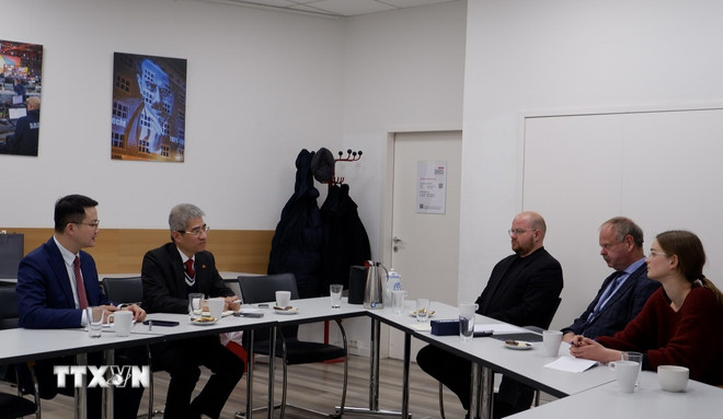 Đại sứ Việt Nam tại Đức Nguyễn Đắc Thành làm việc với đồng Trưởng ban Đối ngoại của Đảng Cánh tả, ông Wulf Gallert. (Ảnh: Thùy Linh/TTXVN)