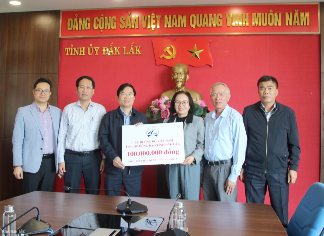 Lãnh đạo Cục Đường bộ Việt Nam trao bảng biểu trưng 100 triệu đồng cho lãnh đạo Ủy ban MTTQ Việt Nam tỉnh.