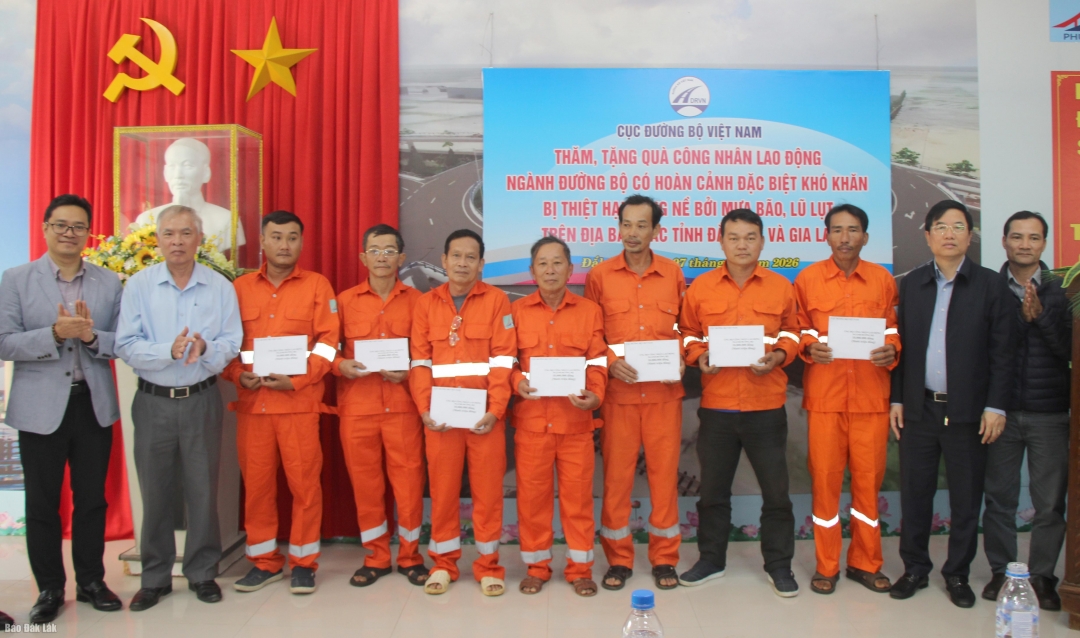 Lãnh đạo Cục Đường bộ Việt Nam và Sở Xây dựng tặng quà cho cán bô, người lao động ngành xây dựng.