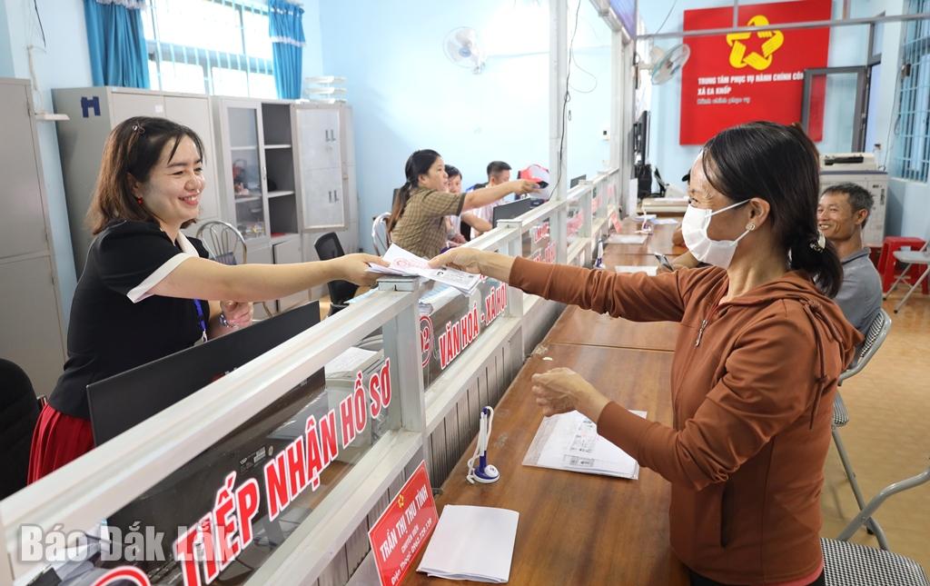 Chuyên viên Trung tâm Phục vụ hành chính công xã Ea Knốp giải quyết thủ tục hành chính cho người dân.