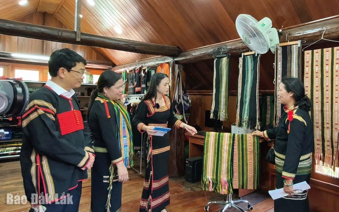 Chương trình Livestream giới thiệu các sản phẩm dệt thổ cẩm truyền thống của Hợp tác xã Dệt thổ cẩm Tơng Bông