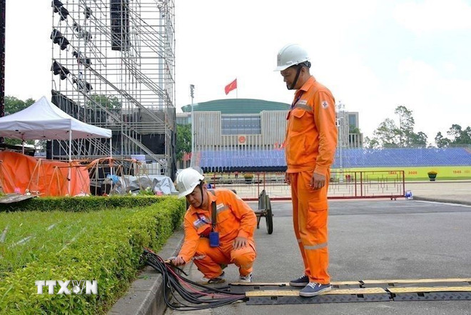 Công nhân EVNHANOI kiểm tra hệ thống điện tại Quảng trường Ba Đình. (Ảnh: Quốc Lũy/TTXVN)