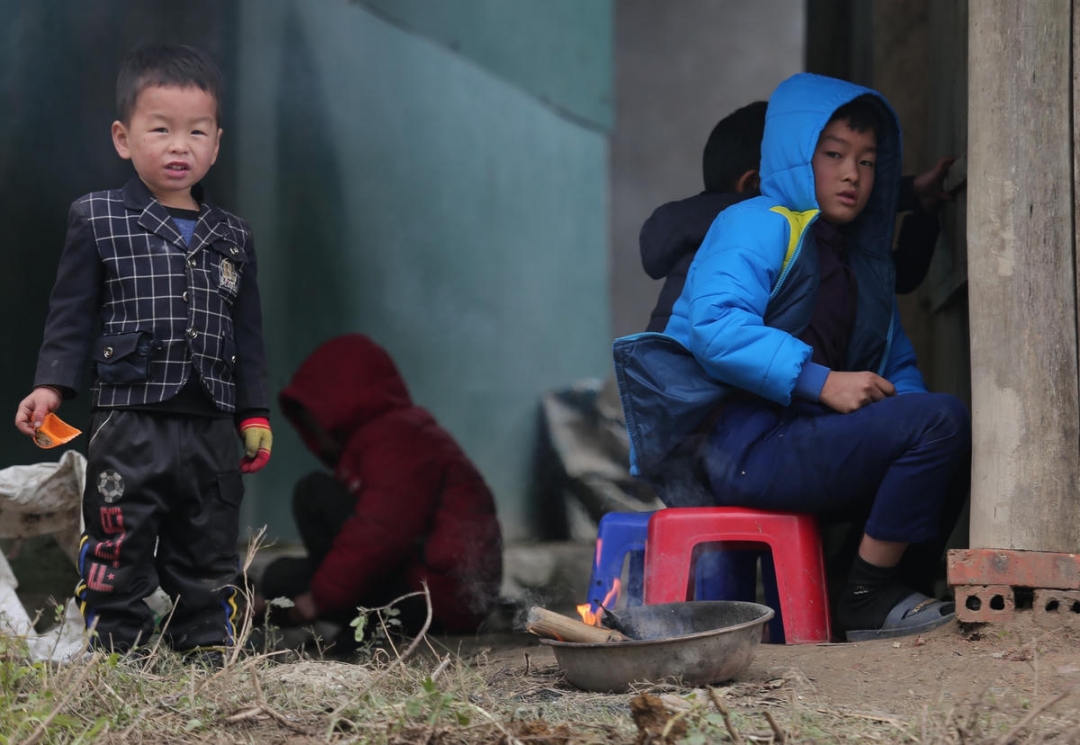 Đốt lửa chống chọi cái rét.