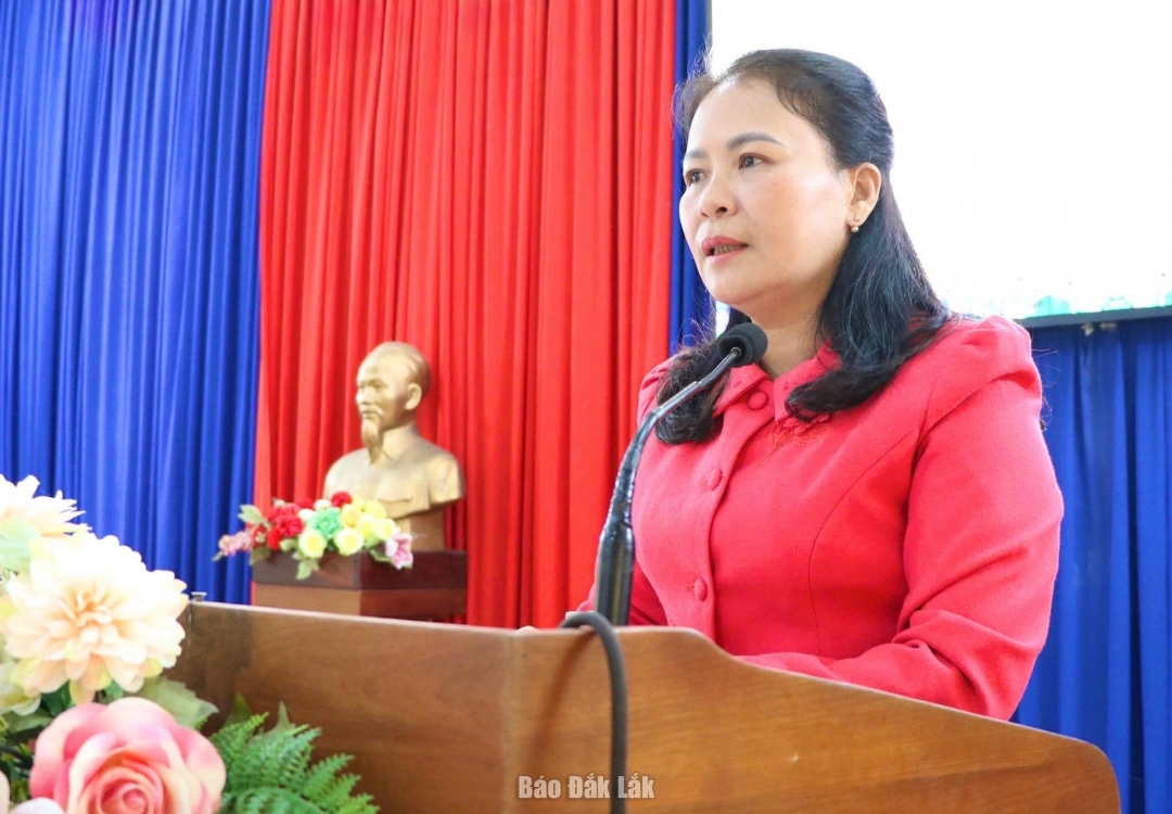 Chủ tịch Ủy ban MTTQ Việt Nam xã Ea Knốp Vũ Thị Thanh Giang phát biểu kết luận hội nghị.