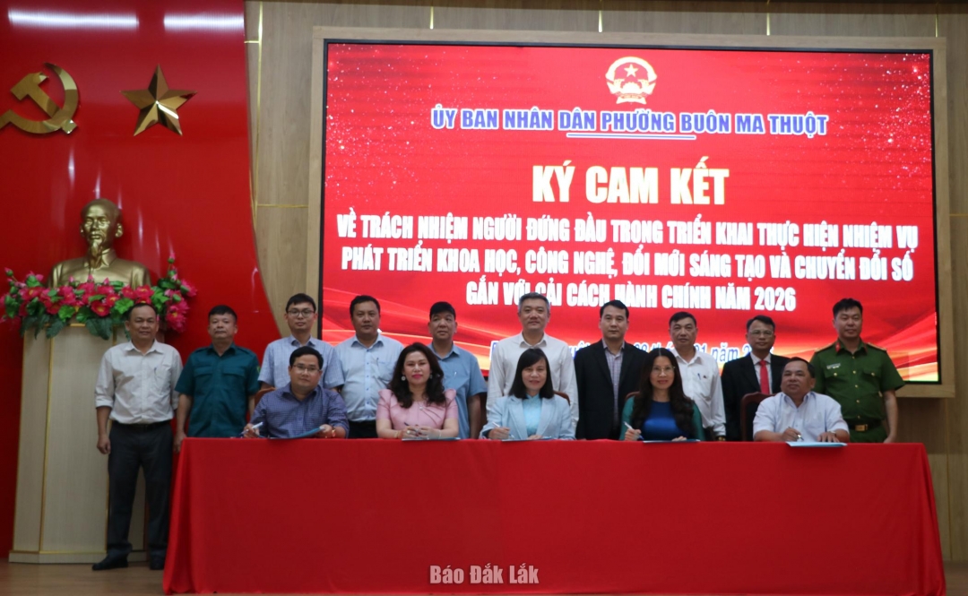 Các đại biểu ký ký cam kết về trách nhiệm người đứng đầu trong triển khai thực hiện nhiệm vụ phát triển khoa học, công nghệ, đổi mới sáng tạo và chuyển đổi số gắn với cải cách hành chính năm 2026.