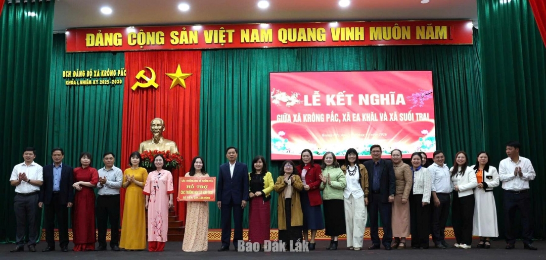 Đại diện các trường học trên địa bàn xã Krông Pắc cũng đã trao số tiền ủng hộ hơn 284 triệu đồng cho các trường học trên địa bàn xã Suối Trai.