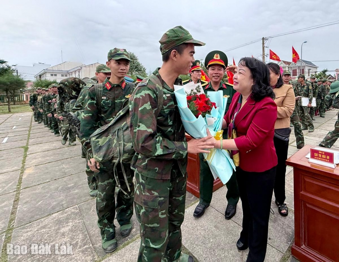 Đồng chí Cao Thị Hòa An, Phó Bí thư Thường trực Tỉnh ủy, Chủ tịch HĐND tỉnh tặng hoa cho các chiến sĩ đã hoàn thành nhiệm vụ Chiến dịch Quang Trung. Ảnh: Ngọc Dung

