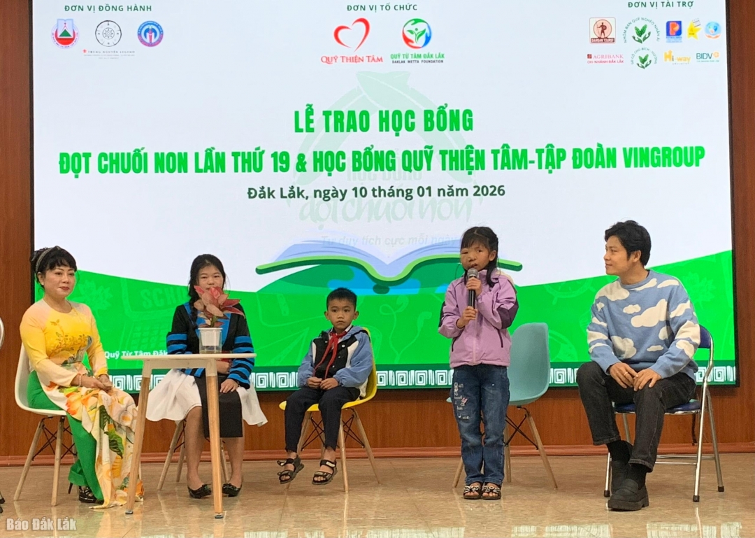 Các em học sinh, sinh viên giao lưu với các nhà quản lý và nhạc sỹ Nguyễn Văn Chung (bìa phải)