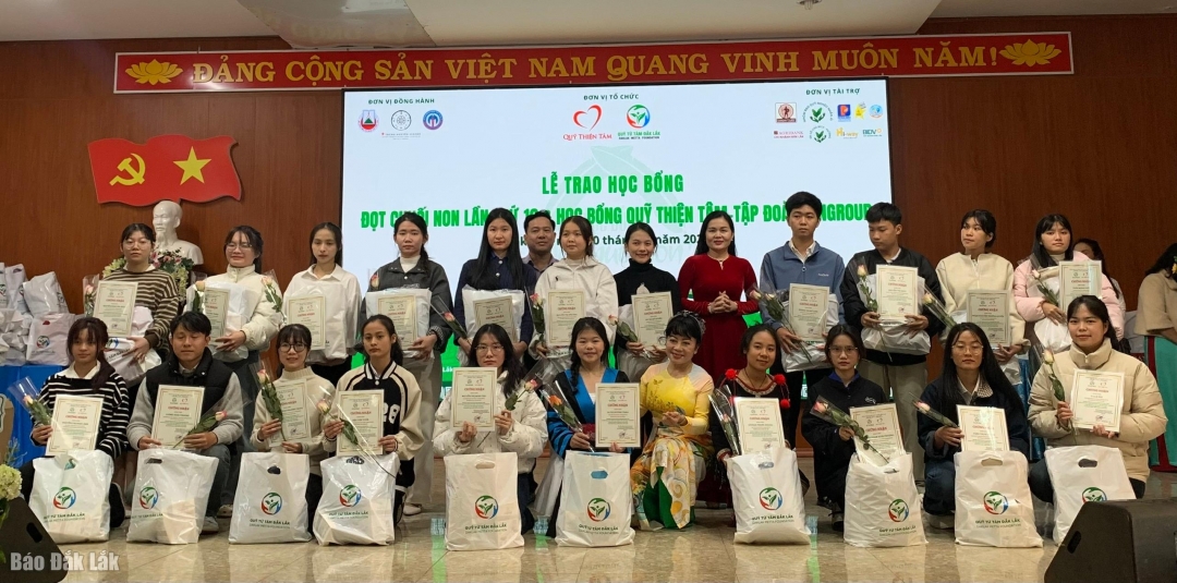 Các em học sinh, sinh viên nhận học bổng của Qũy Thiện Tâm tại chương trình
