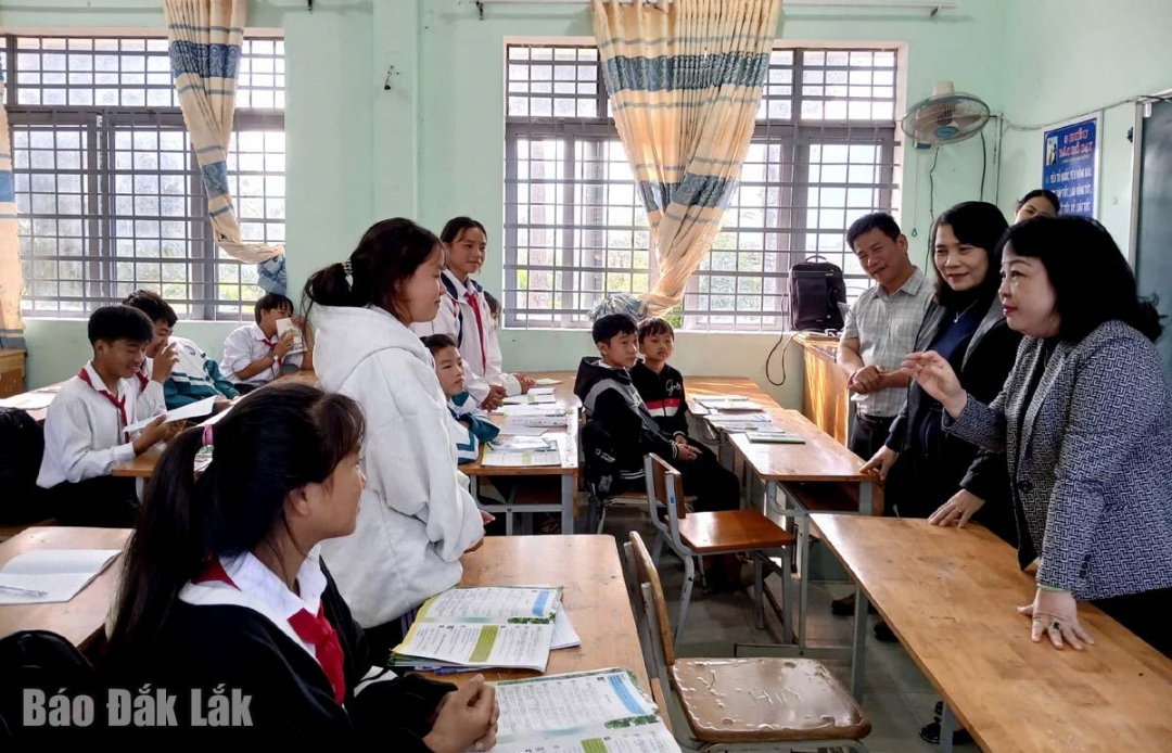 Phó Bí thư Thường trực Tỉnh ủy, Chủ tịch HĐND tỉnh Cao Thị Hòa An cùng đoàn công tác thăm, động viên cô, trò Trường THCS Hòa Phong (xã Cư Pui)