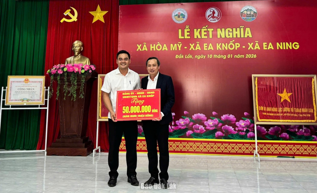 Lãnh đạo xã Ea Knốp trao tiền hỗ trợ cho xã Hòa Mỹ khắc phục thiệt hại do mưa lũ.