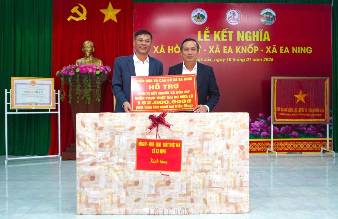 Lãnh đạo xã Ea Ning trao tiền hỗ trợ cho xã Hòa Mỹ khắc phục thiệt hại do mưa lũ.