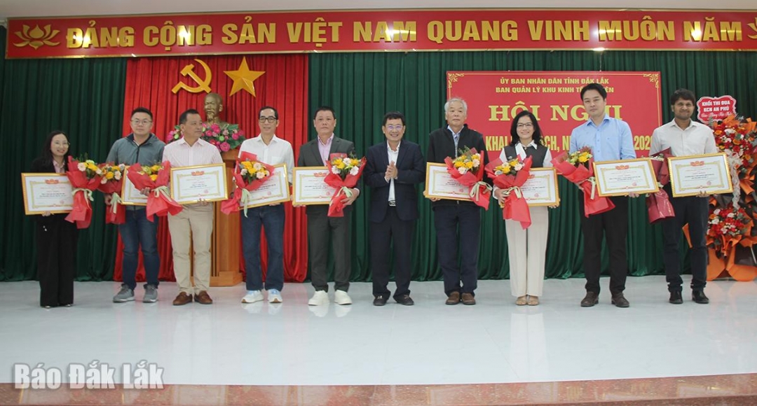 Trưởng ban Quản lý Khu kinh tế Phú Yên tặng giấy khen cho các doanh nghiệp tiêu biểu trong hoạt động sản xuất, kinh doanh.