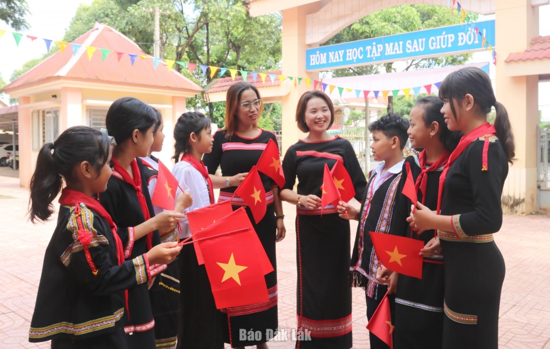 Cô và trò Trường phổ thông Dân tộc nội trú THCS Buôn Ma Thuột.